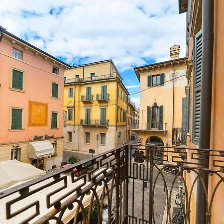 Dimora Cangrande 1 With 4 Sleeps * Verona